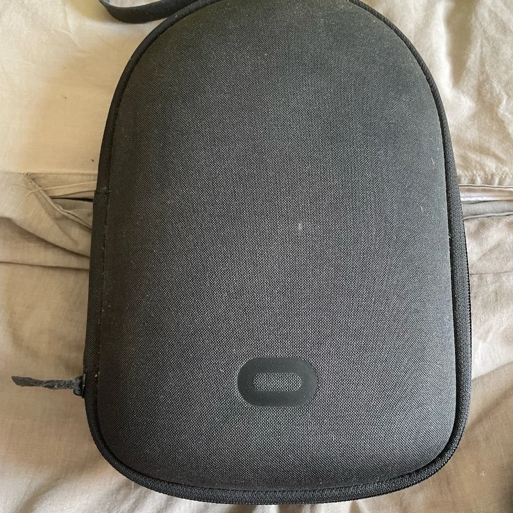 Oculus Quest ORIGINAL (with comfort accessories for FREE)